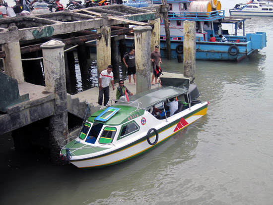 Speed boat di pelabuhan