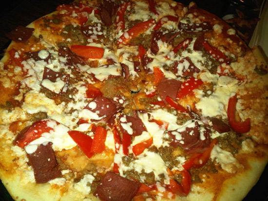 Pizza penuh daging di Signora Pasta