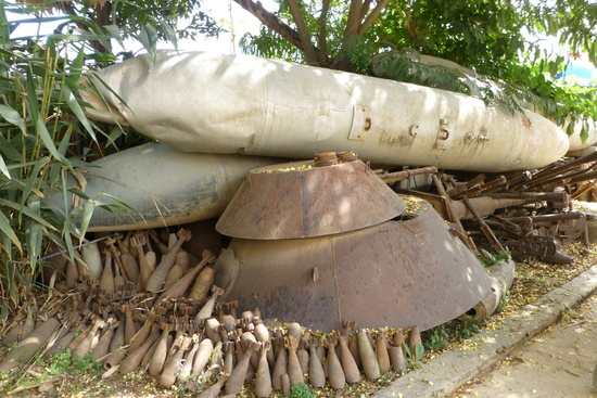 Ada banyak bom di Laos