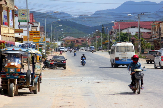 Jalan ini tipikal jalanan di Laos