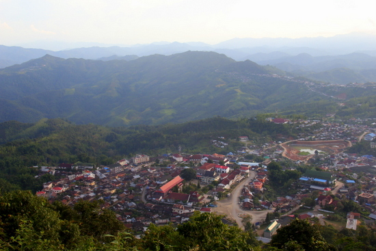Pemandangan dari atas gunung di Phongsali