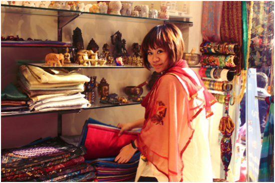 Berbelanja aksesoris, sarung bantal, syal, dan kurta di Khan Market | Delhi, India