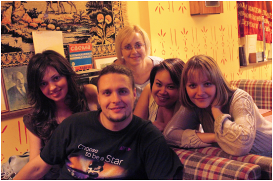 Makan malam di restoran bertema Soviet bersama Kyryl (yang saya kenal lewat Couchsurfing), pacarnya Ieugenia (kiri), juga Inna (kanan) dan kawannya, Anna (berkacamata) | Kiev, Ukraina