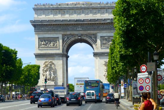 Arc du Triomphe yang selalu ramai di Paris