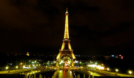 Eiffel Tower di malam hari