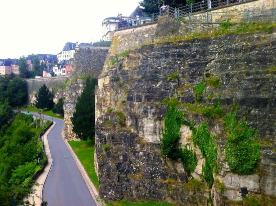 Jalanan di pinggir benteng di Luxembourg