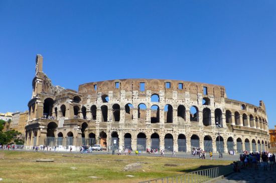 Colosseum - landmark paling terkenal di Roma
