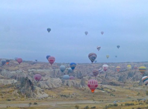Langit Cappadocia di pagi hari dipenuhi balon udara