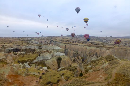 Pemandangan lembah Cappadocia dari atas balon udara