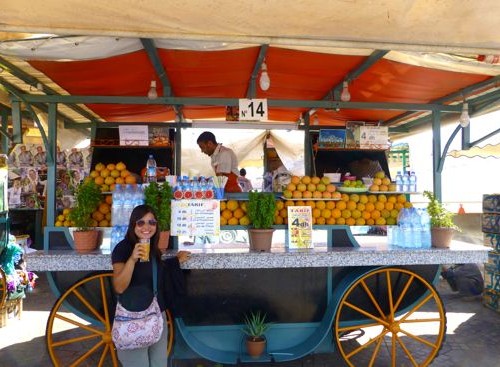 Stand jus jeruk yang menyegarkan di Marrakesh
