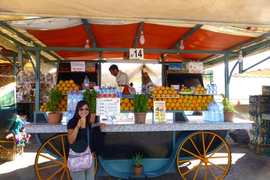 Stand jus jeruk yang menyegarkan di Marrakesh