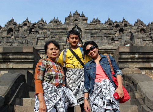 Liburan ke Borobudur bersama ibu dan anak-anak