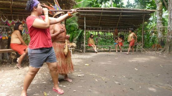 Mencoba blowgun ditemani seorang kepala suku di hutan Amazon