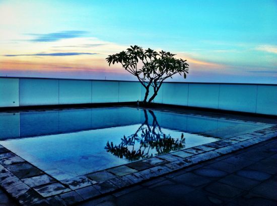 Pemandangan menenangkan dari infinity pool di lantai 17 Hotel JW Marriott Medan