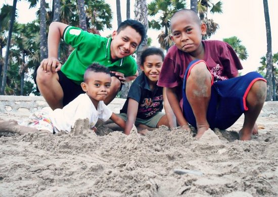 Main Pasir Bersama Anak-anak Pulau Timor di Pantai Lasiana Kupang NTT