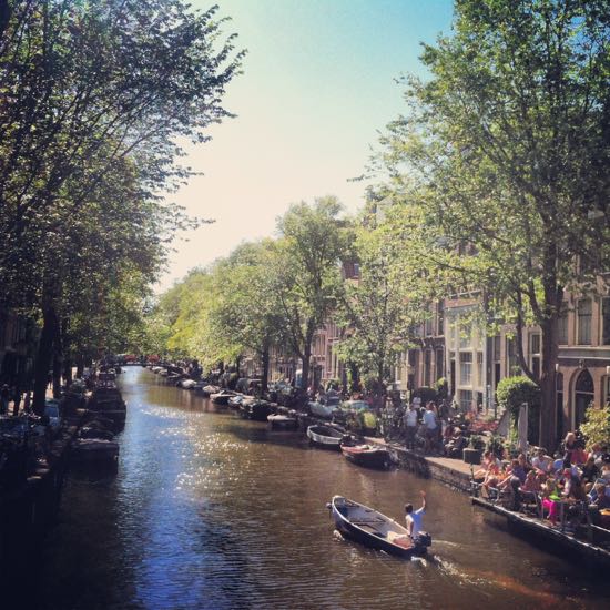 Pemandangan kanal di Amsterdam