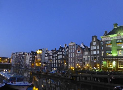 Pemandangan malam hari kota Amsterdam