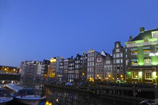Pemandangan malam hari kota Amsterdam