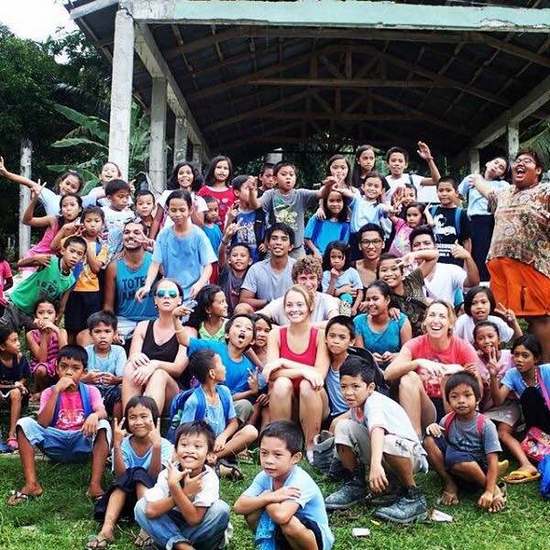 Bersama keluarga proyek volunteering dan anak-anak di Bohol