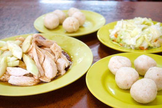 Chicken rice balls & stir-fried veggies di Hoe Kee