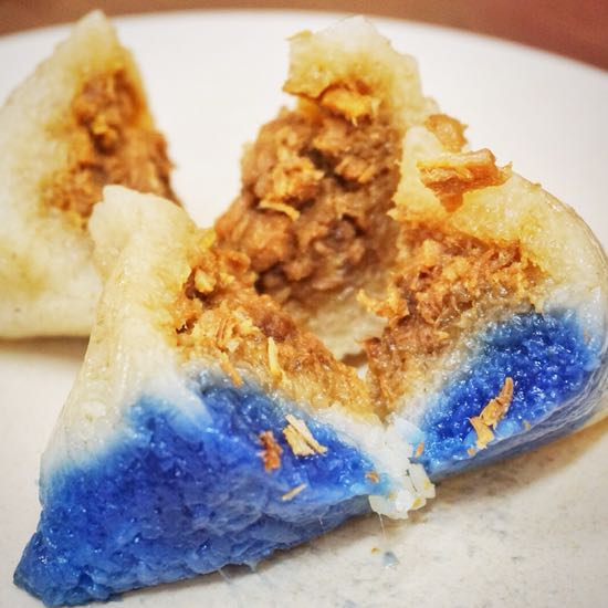 Kue Nyonya Chang (bacang biru) khas Melaka