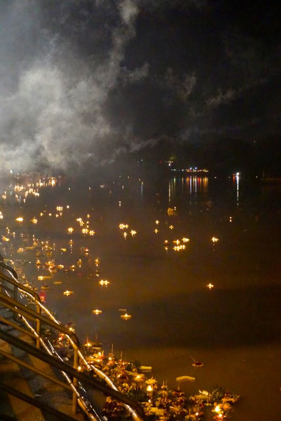 Ratusan krathong yang mengapung di sisi sungai Ping, Chiang Mai