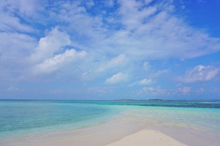 Pantai pasir putih dengan warna biru jernih di Maafushi