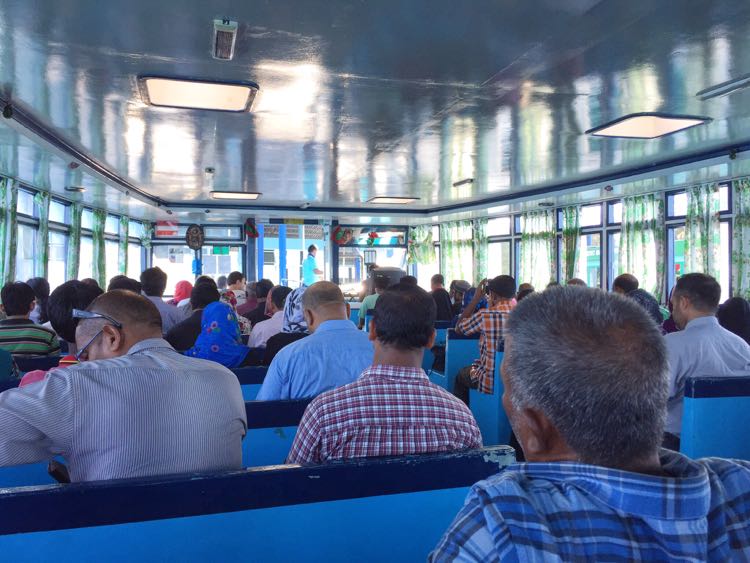 Suasana padat tapi semua penumpang duduk rapih di ferry
