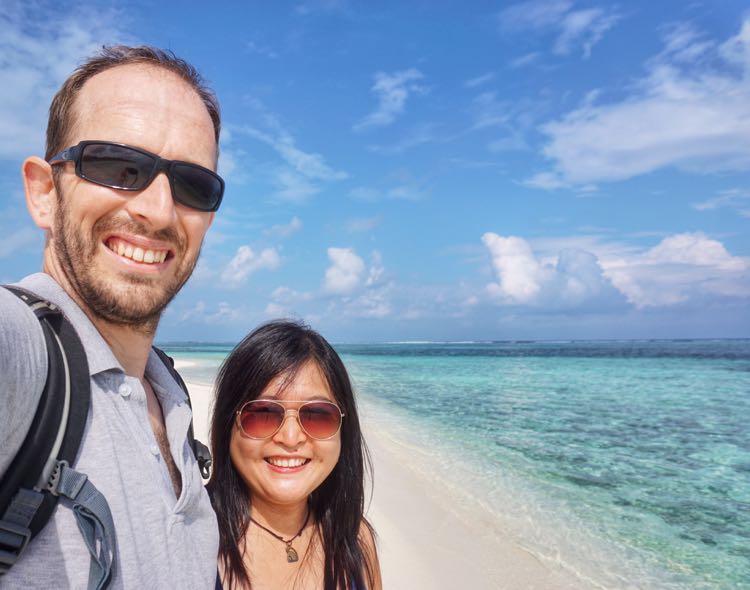Wajib selfie dengan latar belakang air biru jernih khas Maldives