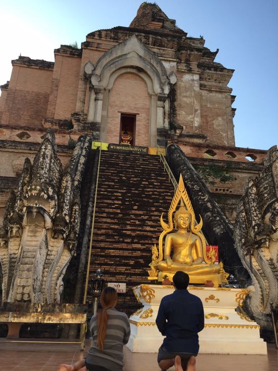 Pengunjung berdoa di Wat Chedi Luang