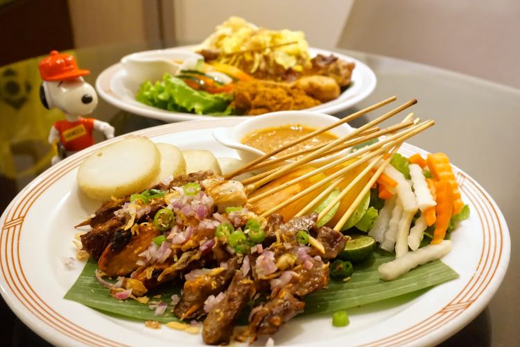 Pesan makanan Indonesia lewat room service
