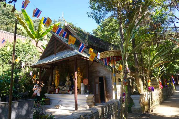 Kuil kecil di desa Mae Kampong