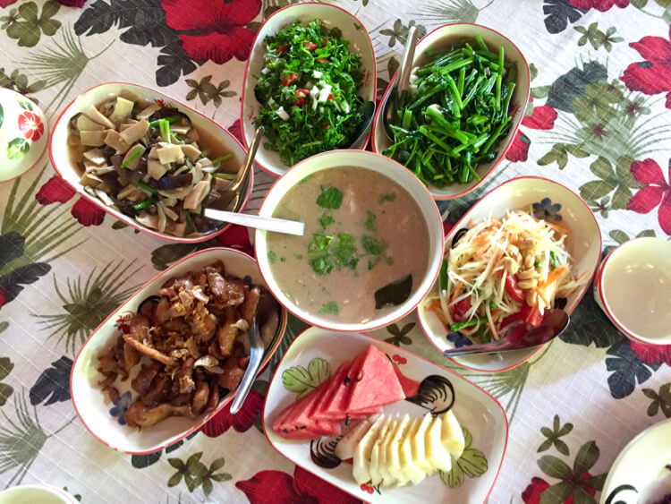 Makan siang di desa Mae Kampong
