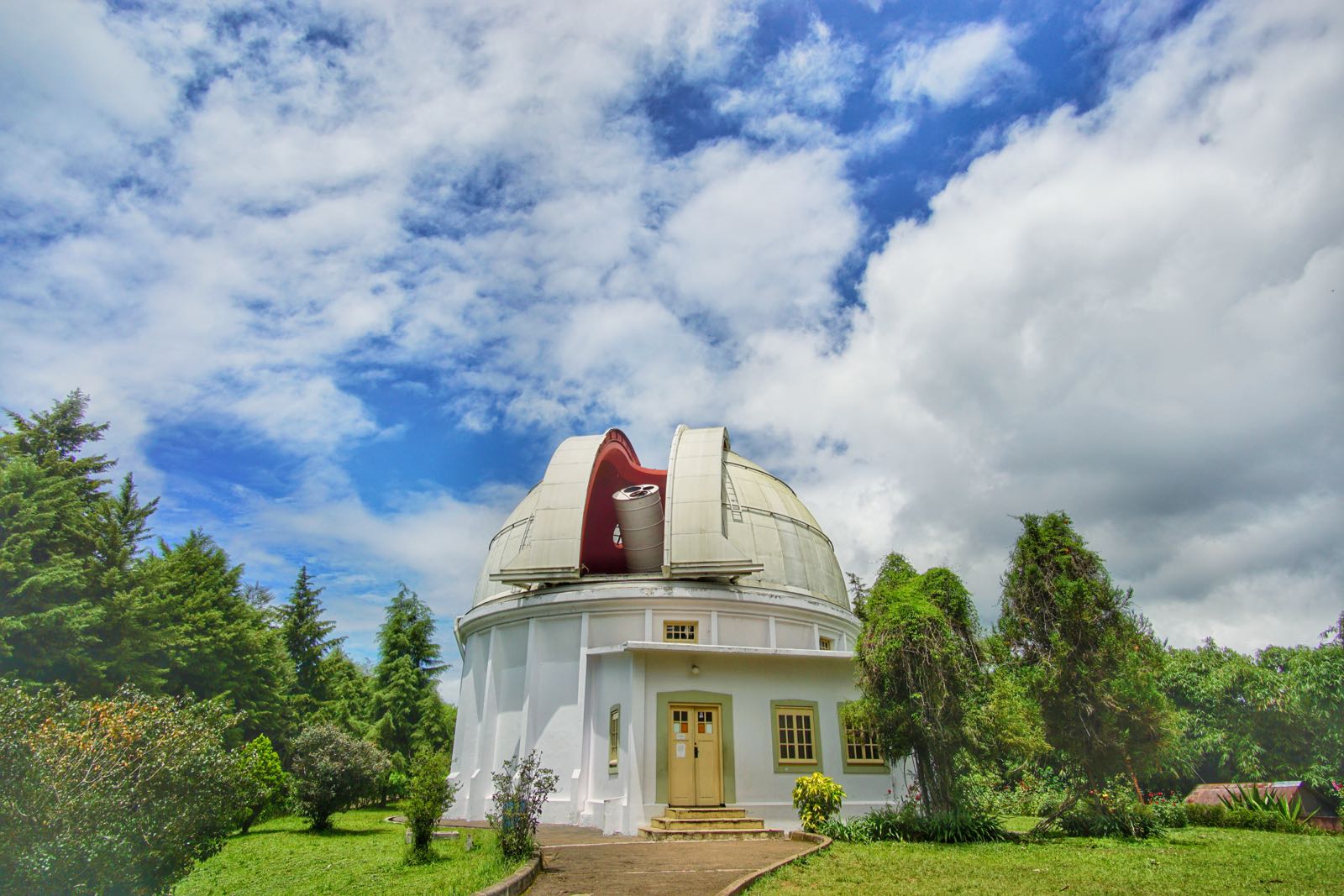 Hasil gambar untuk bosscha observatory