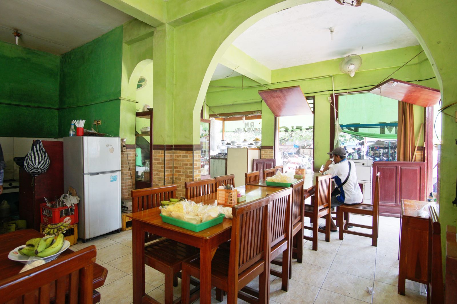 Rumah Makan Padang Jaya, Pangandaran tempat duduk dan meja
