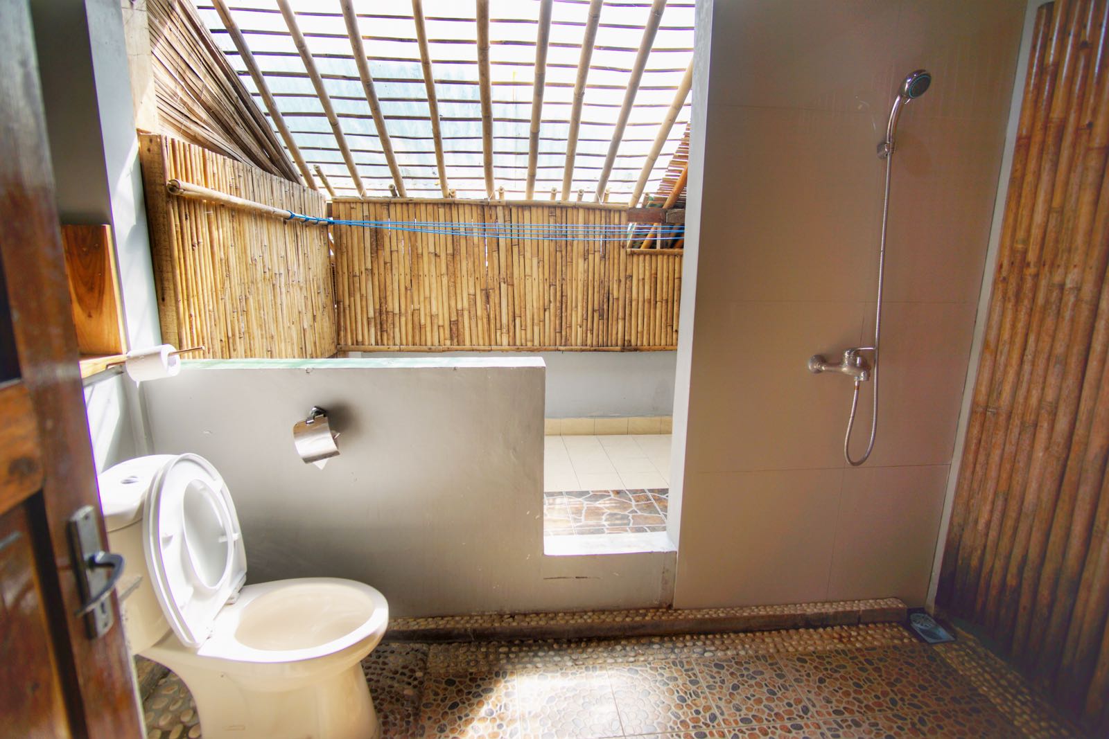 Villa Monyet Batu Karas kamar mandi