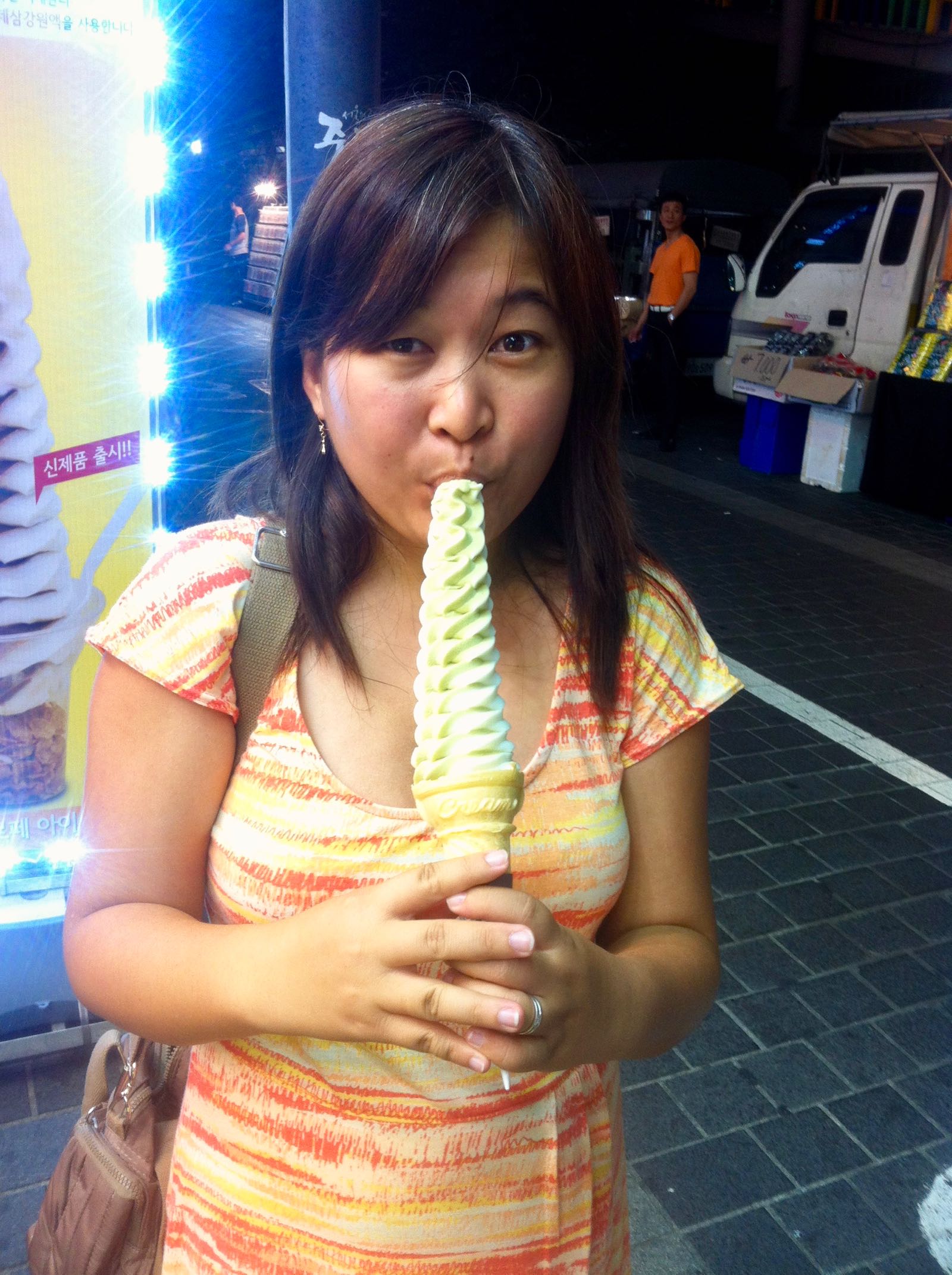 Makan Ice Cream Di Myeongdong Night Market