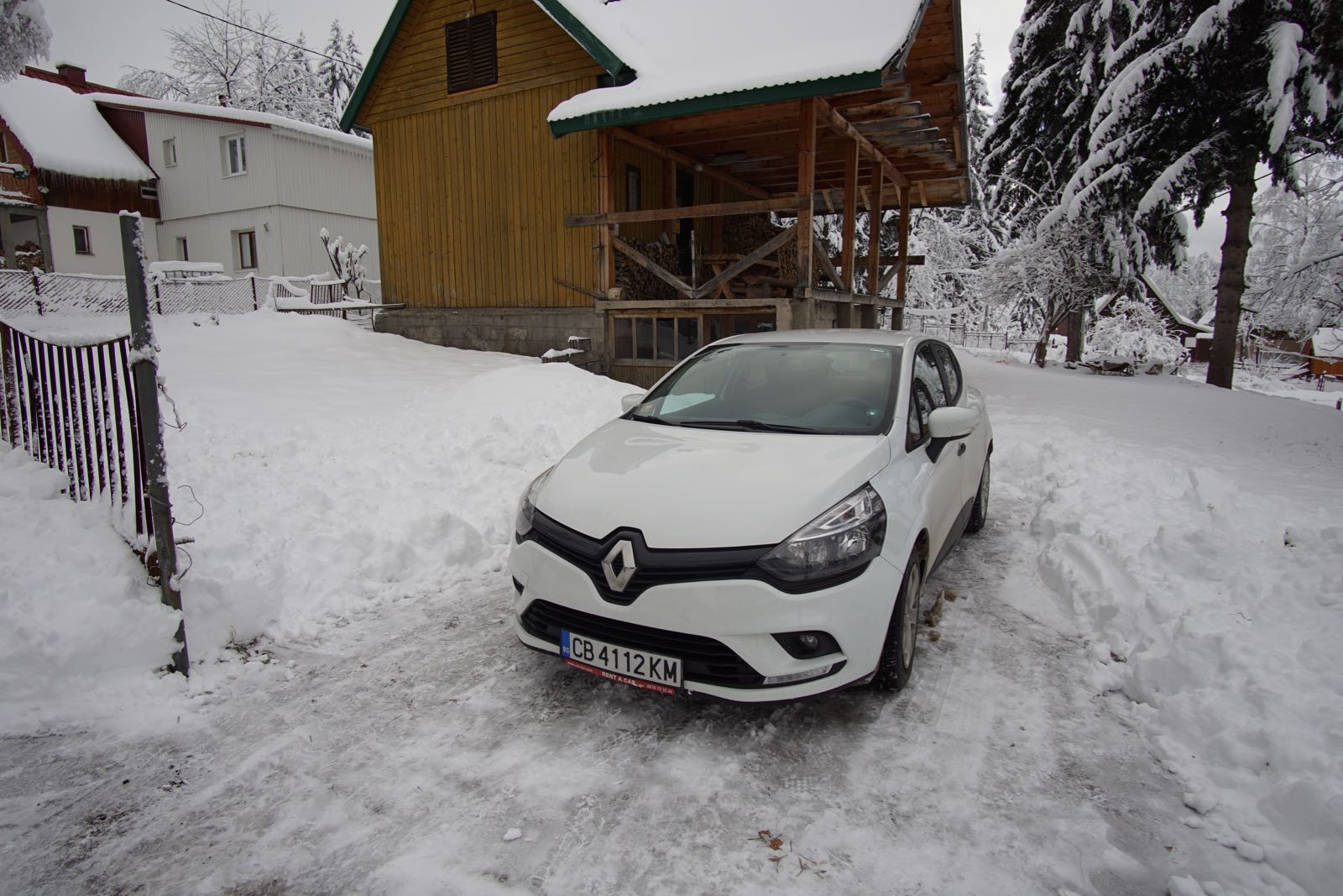 Mobil Sewaan Di Atas Salju Di Montenegro