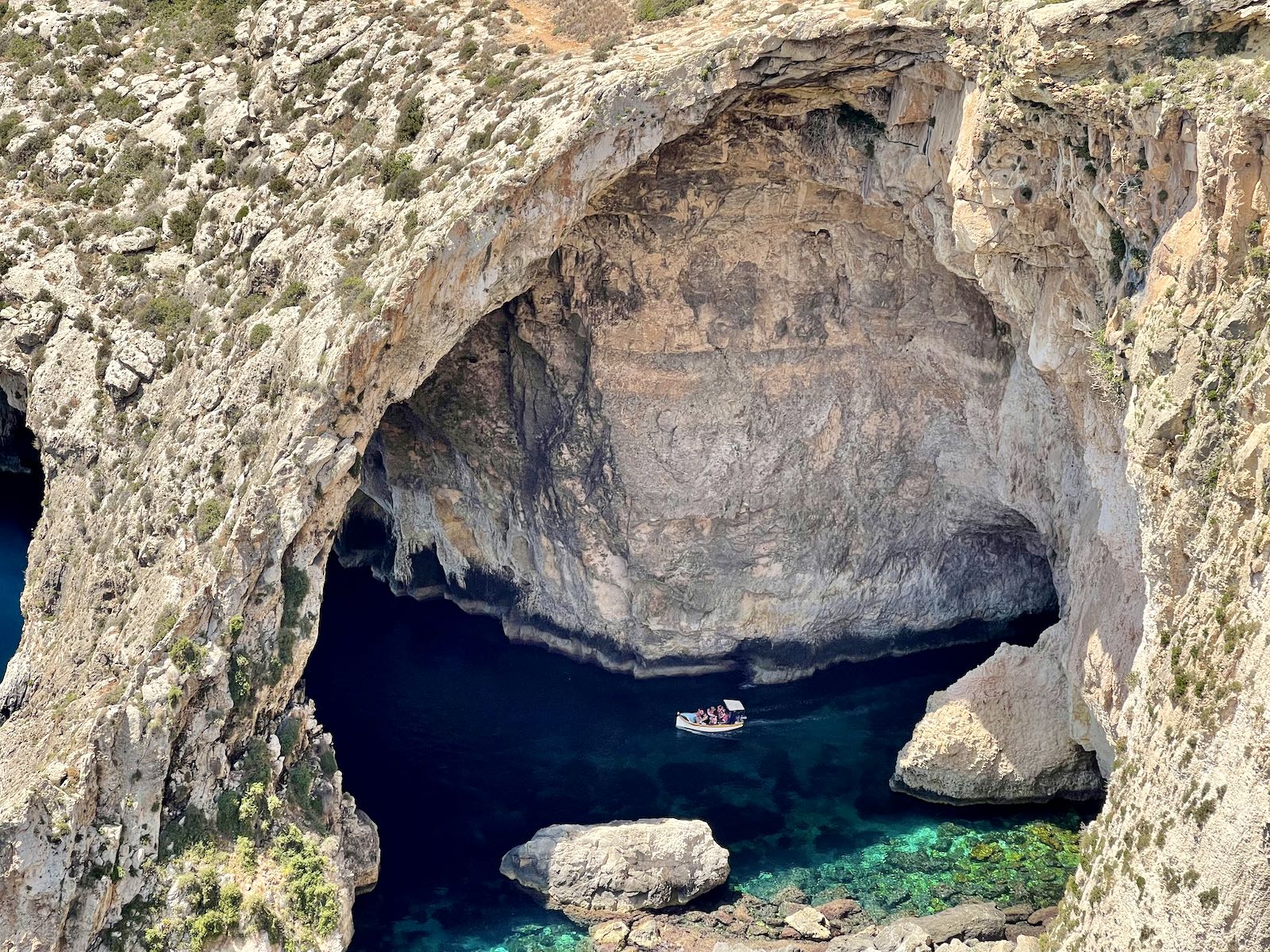 Naik Boat Di Blue Grotto